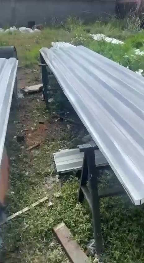 Telhas trapezoidais recém-fabricadas sobre cavaletes